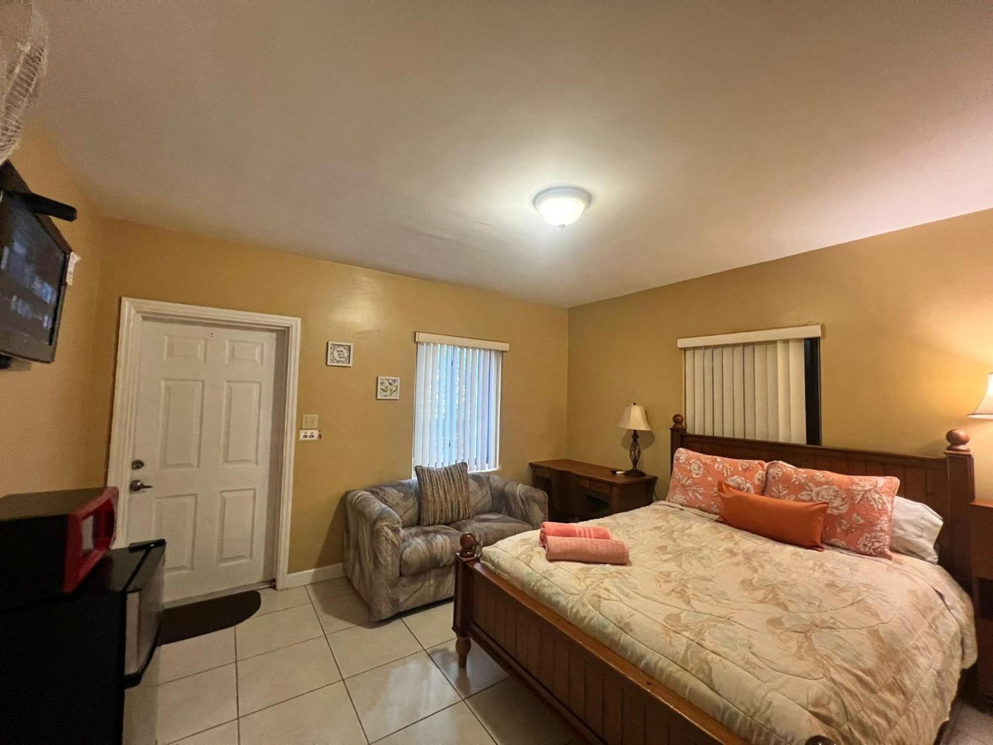 Royal Poinciana Inn Miami Springs Exterior foto